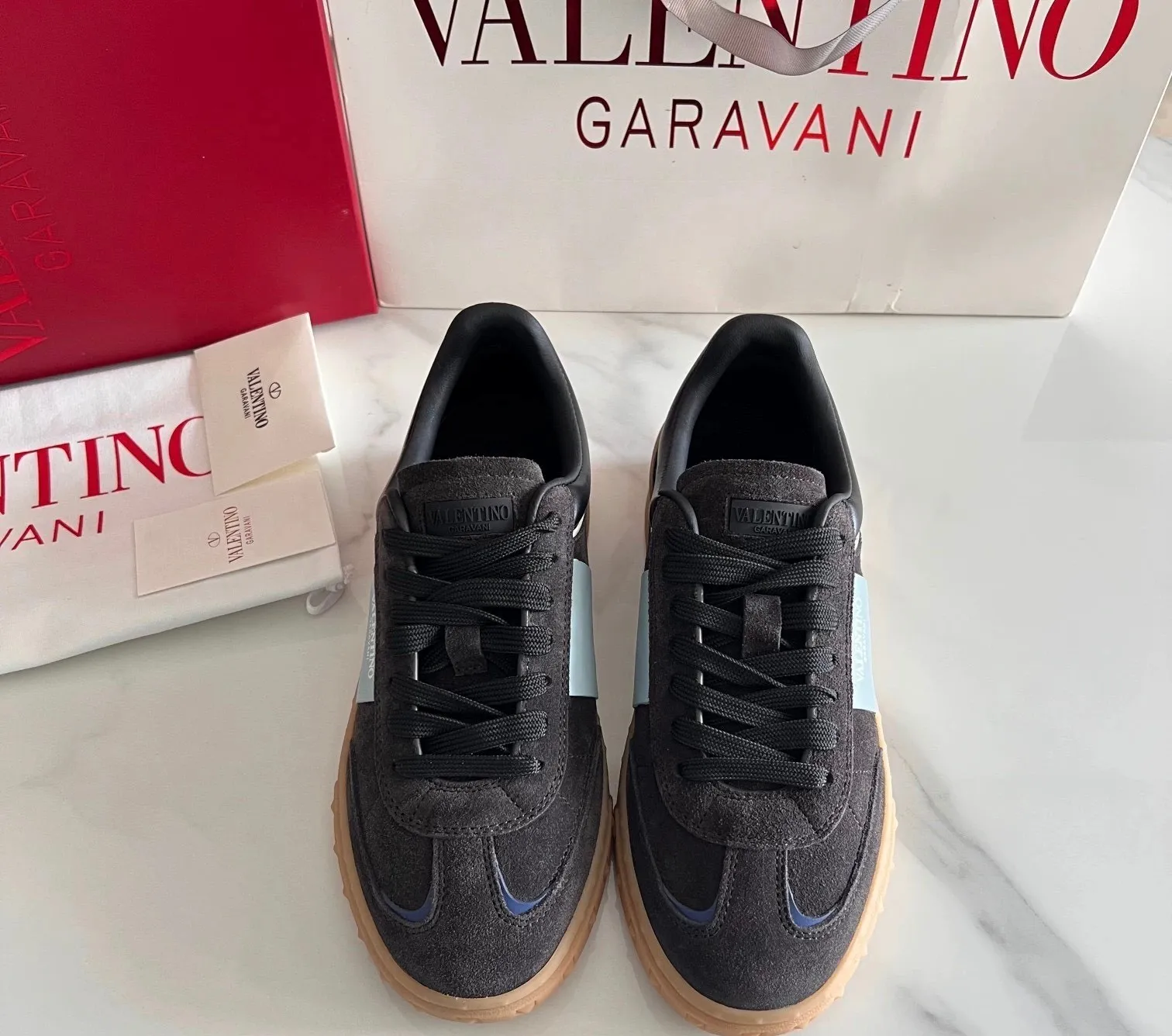 Factory price: 438💰Original quality, top version on the market VALENTINO (Valentino) latest fashion week catwalk [couples 👫 model], unique design, fashionable family specializes in slim feet🔥A fashion product of Baita [strong] Fabric: The toe is made of high mercerized triangular grain cowhide and A-grade full-grain cowhide, original lasting process Inner lining: cowhide lining + men's shoes 💰U hanging mesh feet, heels and tongues decorated with VaIentin* shallow relief oversized rivets Size: 38-44, customized 45